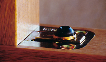 natural-edge low table #009:金物を使った脚取り付け部を見る