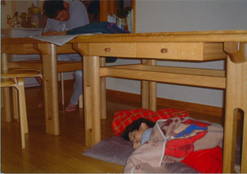 ピーナツテーブルの下でお昼寝する子供