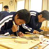 室内での作業に熱中する第五中学校の男子生徒